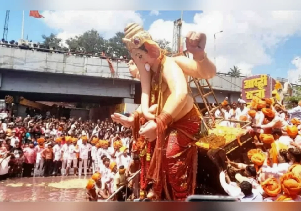 belgaavchya aithasik ganesh visarjan sohlyachi 42 tasanni sangata