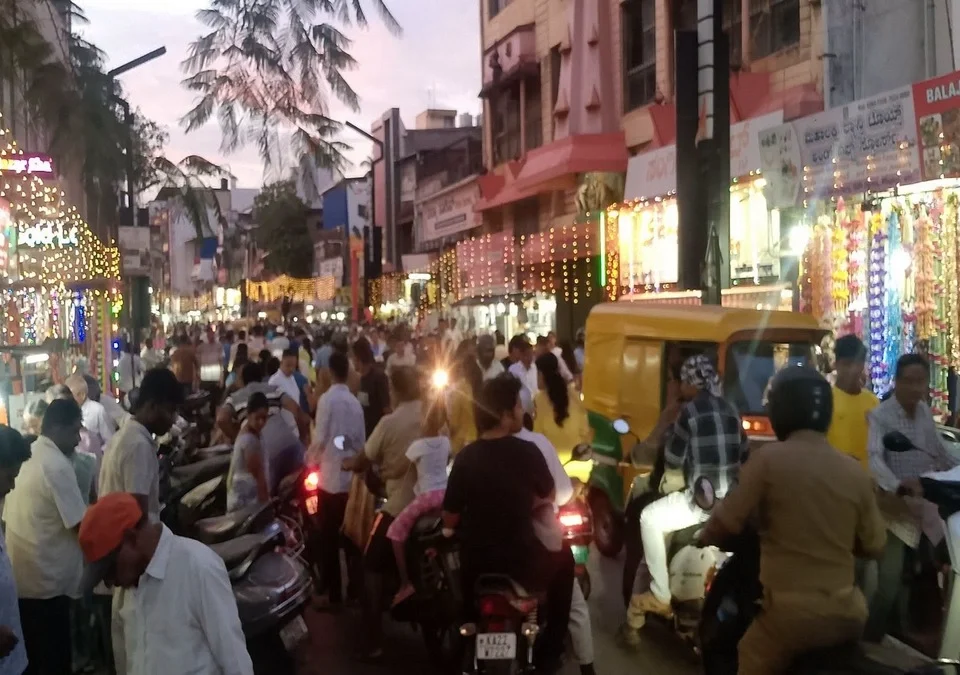 ganesh chaturthichya purvasandhyela belgaav bajarpethat kharedisathi gardi