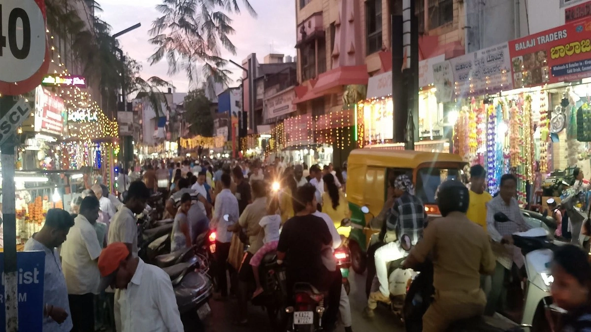 ganesh chaturthichya purvasandhyela belgaav bajarpethat kharedisathi gardi