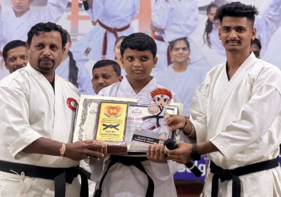 indian karate clubchya char vidyarthyanna black belt pradan