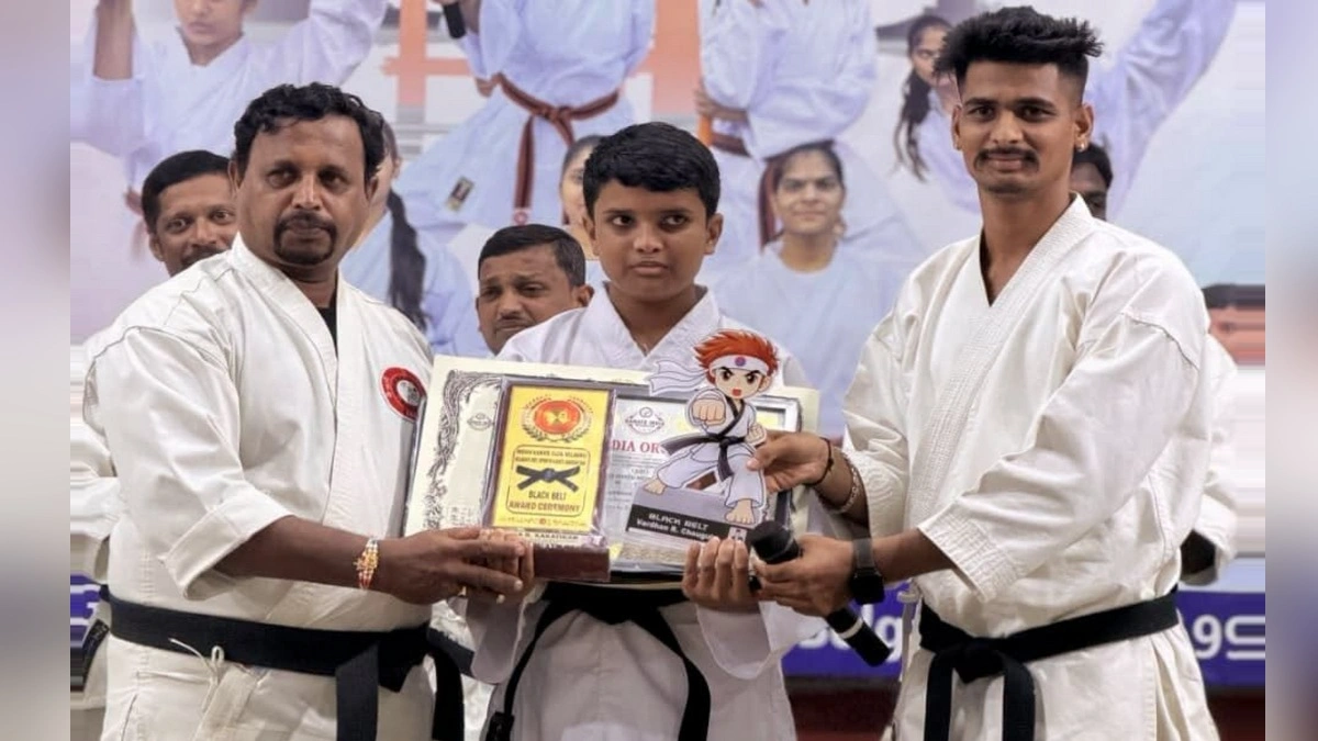 indian karate clubchya char vidyarthyanna black belt pradan