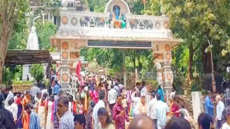 kanabargichya shri siddheshwar mandirat shevatcya shravani somvari bhavikanchi righ