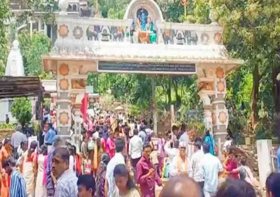 kanabargichya shri siddheshwar mandirat shevatcya shravani somvari bhavikanchi righ