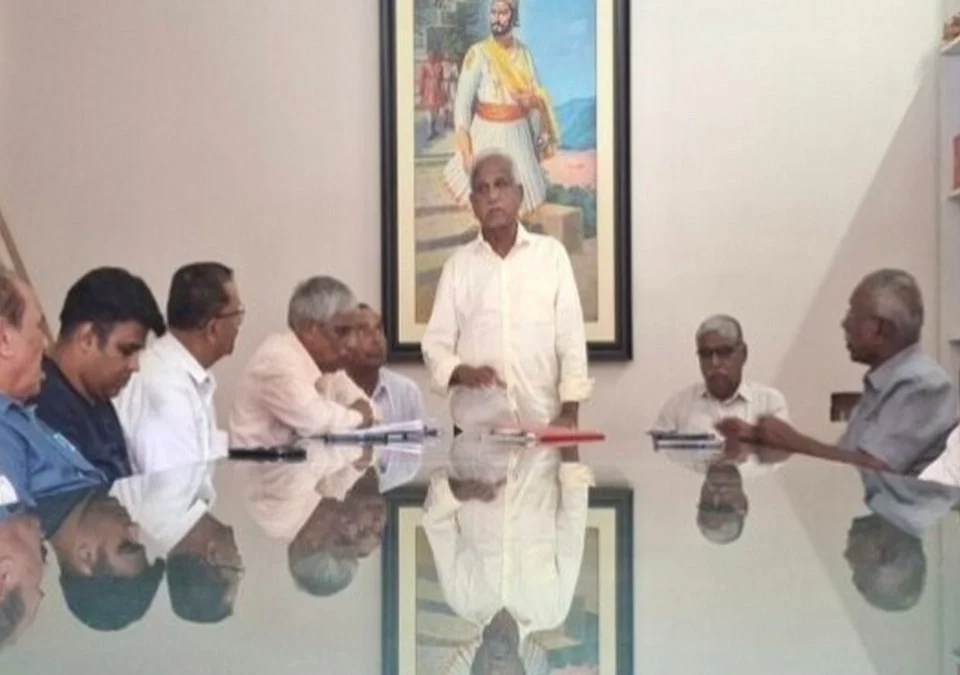 madhyavarti m. a. samitichya baithakit tilari, mhadai panishayansah marathi shalancha sanrakshanavar charcha