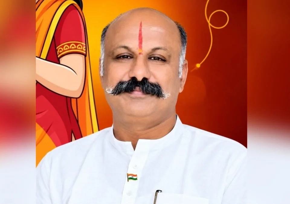 mantri satish jarkiholi yanche nikatvartiy dr. girish sonwalkar yanchya nivasasthanavarahi edcha chhapa