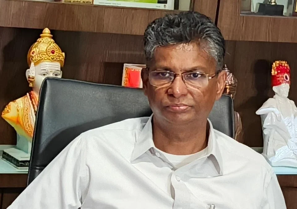 mantri satish jarkiholi yanchya nivasasthani edcha chhapa