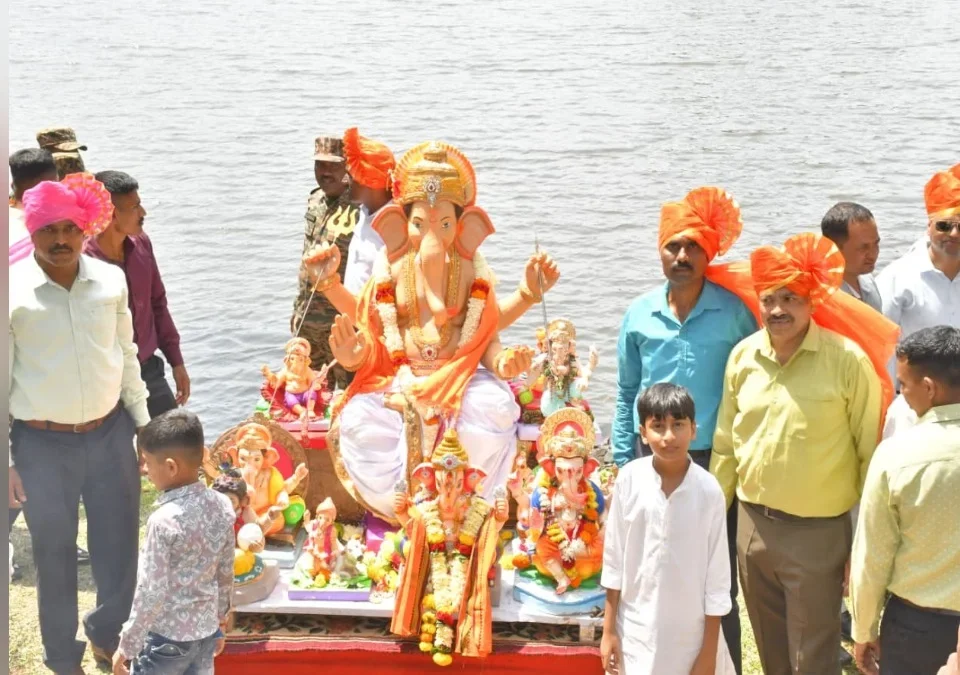 maratha light infantrychya ganeshache paramparik paddhatine visarjan