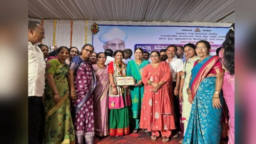 mukhyaadhyapika sau.nirmala gurav yanna jilha aadarsh shikshak puraskarane sanmanit