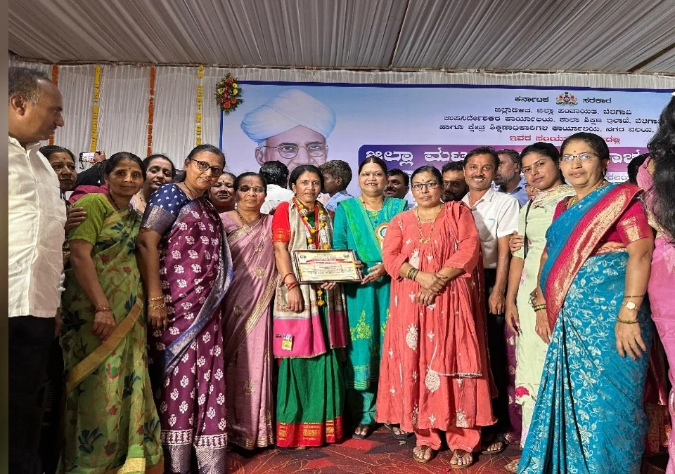 mukhyaadhyapika sau.nirmala gurav yanna jilha aadarsh shikshak puraskarane sanmanit
