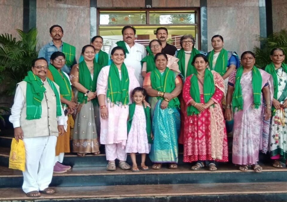 navkarnatak shetkari sanghatanechi mahila karyakarini jahir