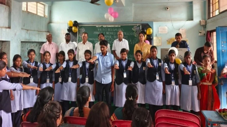 pandit nehru padvipurva mahavidyalayat pratham varshachya vidyarthyanchhe swagat