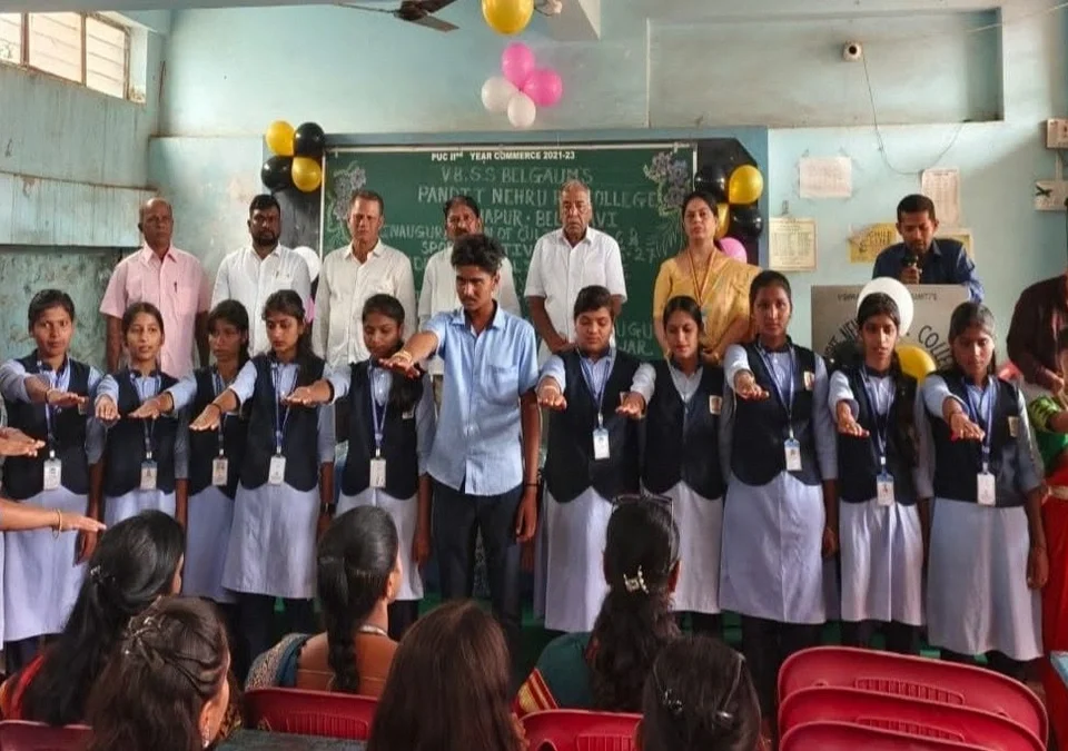 pandit nehru padvipurva mahavidyalayat pratham varshachya vidyarthyanchhe swagat