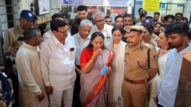 rajya mahila aayogachya adhyaksha dr.nagalakshmi chaudhary yanchi belgaav jilha rugnalayala bhet