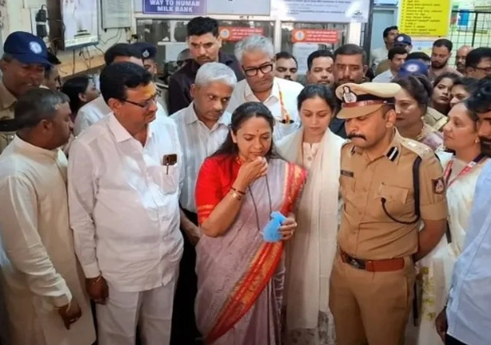 rajya mahila aayogachya adhyaksha dr.nagalakshmi chaudhary yanchi belgaav jilha rugnalayala bhet