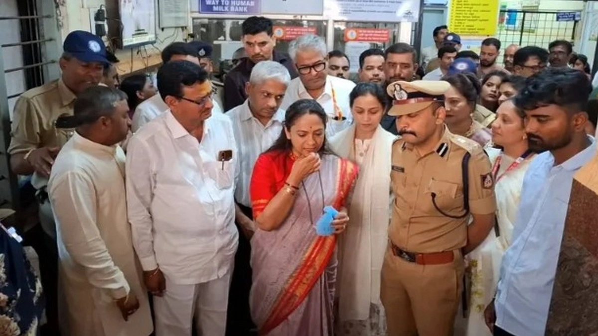 rajya mahila aayogachya adhyaksha dr.nagalakshmi chaudhary yanchi belgaav jilha rugnalayala bhet