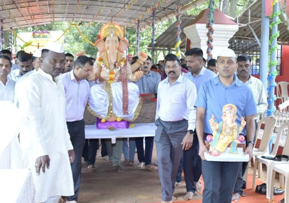 the maratha light infantry regimental centremadhe paramparik utsahat ganeshmurtichi sthapana