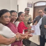 tilakwadiyatil pahilya railway gatejaval swachchhata gruha ubharanyachi magani