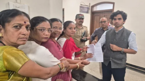 tilakwadiyatil pahilya railway gatejaval swachchhata gruha ubharanyachi magani