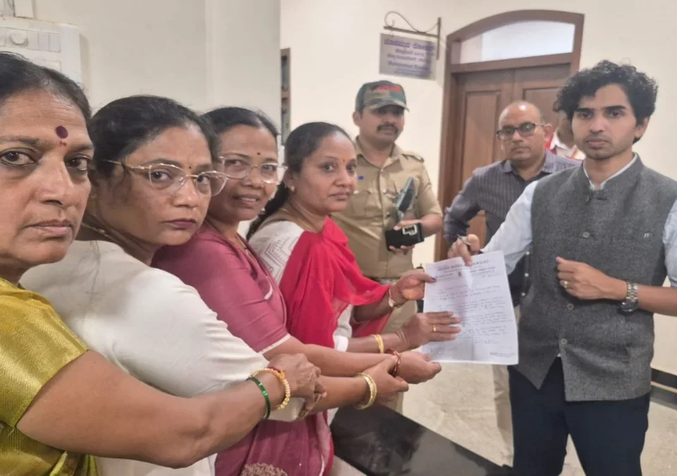 tilakwadiyatil pahilya railway gatejaval swachchhata gruha ubharanyachi magani