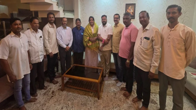 aitihasik dasara sohlyachya yashasvi niyojanabaddal mahapalika upayukta lakshmi nipanikar yancha satkar