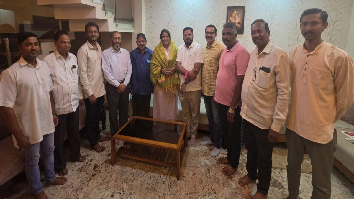 aitihasik dasara sohlyachya yashasvi niyojanabaddal mahapalika upayukta lakshmi nipanikar yancha satkar