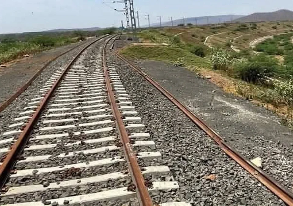 belgaum kolhapur railway margache survekshan purna ; kasa asel prastavit marg