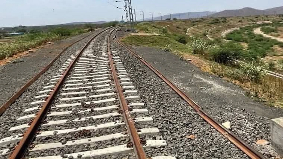 belgaum kolhapur railway margache survekshan purna ; kasa asel prastavit marg
