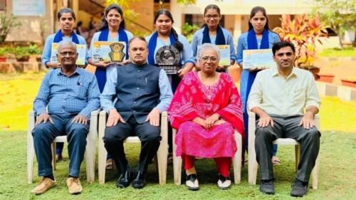 bhaurao kakatkar mahavidyalayachya vidyarthininche hindi spardhanmadhe ghavghavit yash