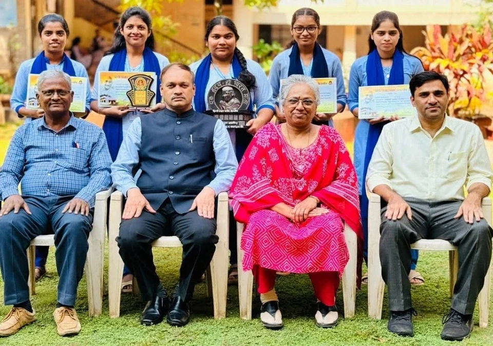 bhaurao kakatkar mahavidyalayachya vidyarthininche hindi spardhanmadhe ghavghavit yash