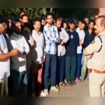 cafemadhye tarunavar jhalelya hallyachya nishedharth nagarikanche andolan