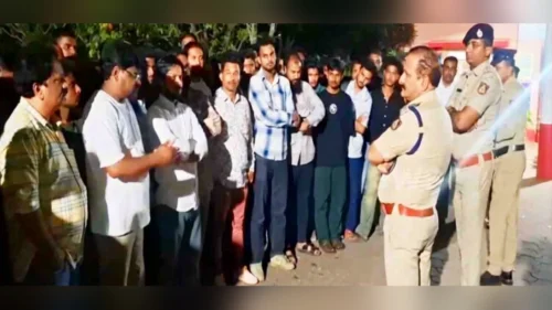 cafemadhye tarunavar jhalelya hallyachya nishedharth nagarikanche andolan