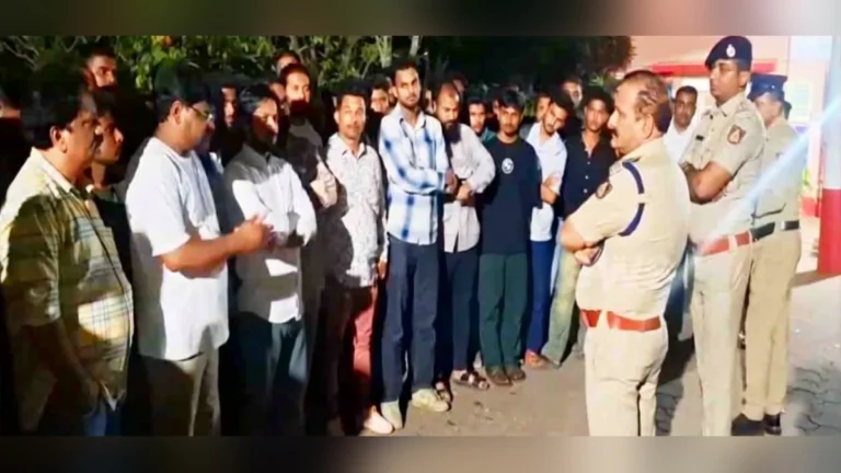 cafemadhye tarunavar jhalelya hallyachya nishedharth nagarikanche andolan