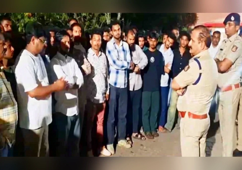 cafemadhye tarunavar jhalelya hallyachya nishedharth nagarikanche andolan