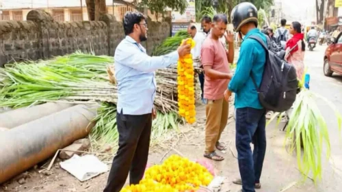 dasaryanimitt pujechya sahitya kharedisathi bajarpethat gardi