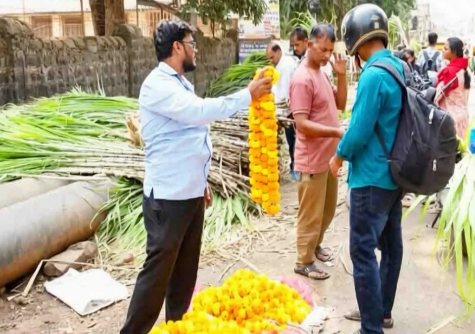 dasaryanimitt pujechya sahitya kharedisathi bajarpethat gardi