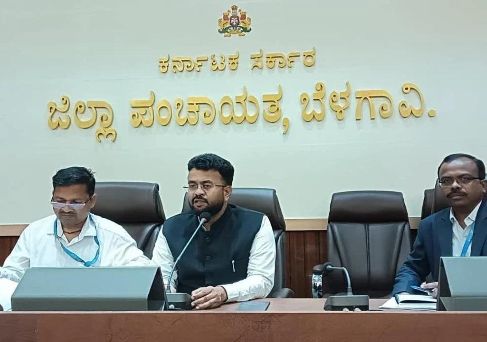 dushkalachya parshvabhumivar shetkaryankadun karjavasuli kartana manavtavadi drushtikon theva