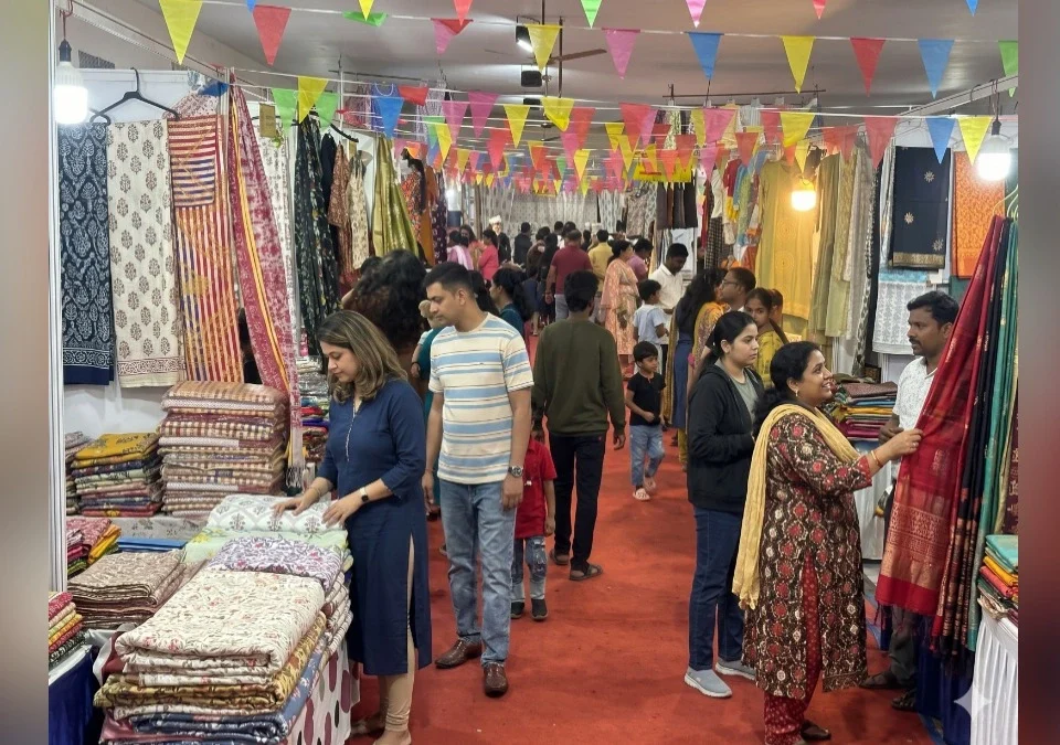 indian dastkar handloom and handicraft haat pradarshan diwaliparyant kharedisathi khule