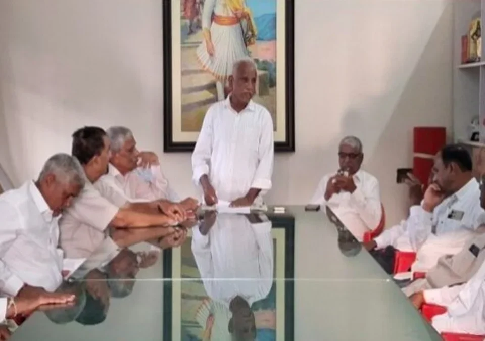 mahapaliketeel mahajan ahval tharavacha madhyavarti m. a. samititarfe nishedh