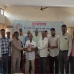mahatma gandhi sansthela s. r. more yanchyakadun panchvis hajaranchi pustake bhet