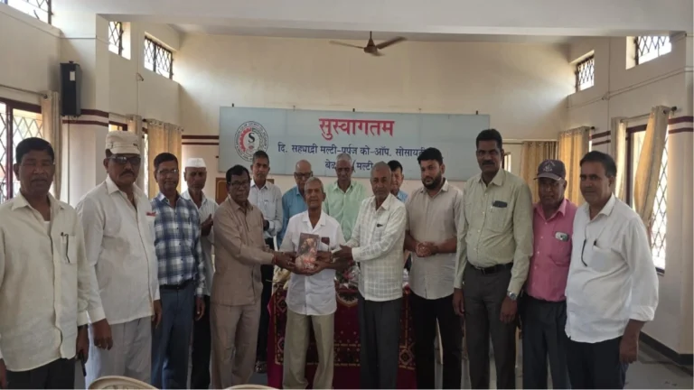 mahatma gandhi sansthela s. r. more yanchyakadun panchvis hajaranchi pustake bhet