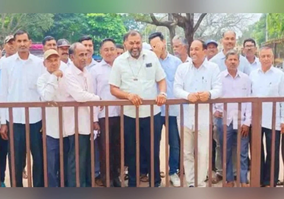 mannurmadhil gairan jamin vachavnyasathi gramasthanche jilhadhikaryanna nivedan