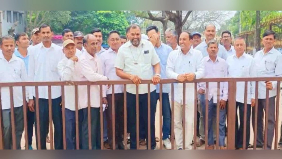 mannurmadhil gairan jamin vachavnyasathi gramasthanche jilhadhikaryanna nivedan