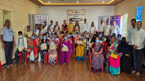 rotary club of belgaav darpantarfe bailhongal yethe 20 labharthyanna poshan kitche vitaran