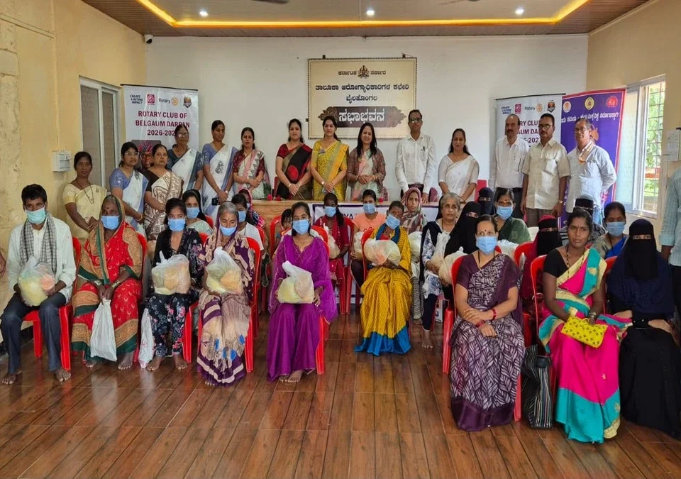 rotary club of belgaav darpantarfe bailhongal yethe 20 labharthyanna poshan kitche vitaran