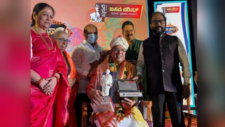 shikshan ani sahakar kshetratil ullekhniya yogdanabaddal mahantesh kavathgimath yanna basav puraskar