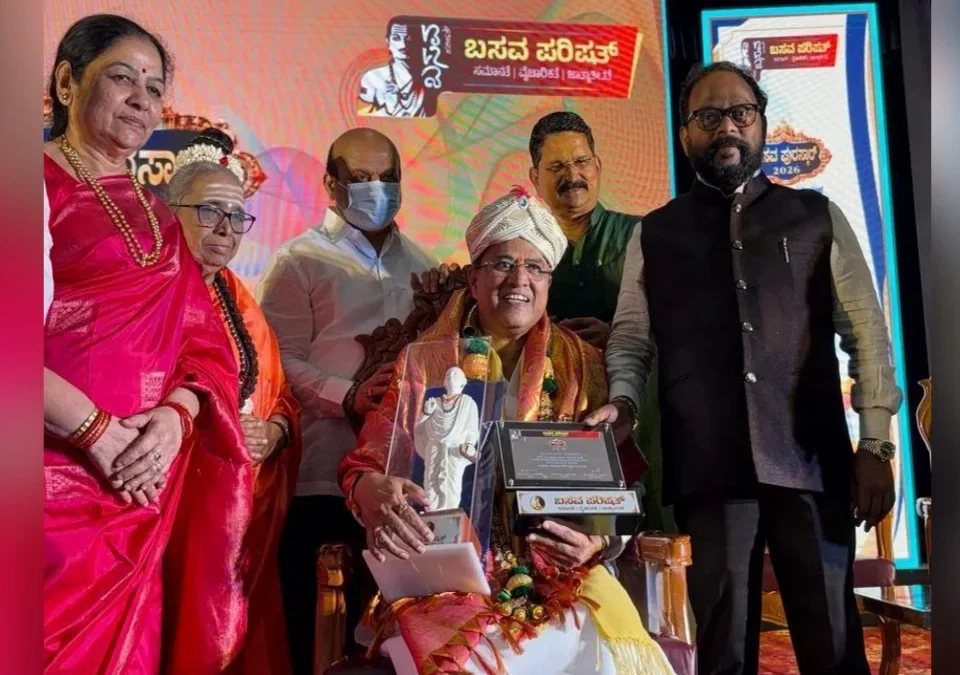 shikshan ani sahakar kshetratil ullekhniya yogdanabaddal mahantesh kavathgimath yanna basav puraskar