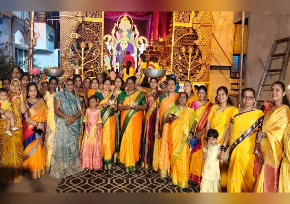 stm chya aai bhavani devila shri renukadevi mahila mandalakadun manachi sadi-choli