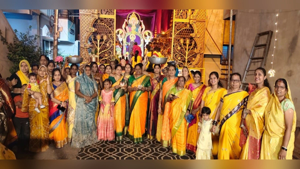 stm chya aai bhavani devila shri renukadevi mahila mandalakadun manachi sadi-choli