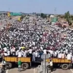 us utpadak shetkaryancha kendriya mantri prahlad joshi yanchya gharavar morcha