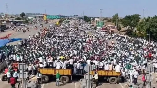 us utpadak shetkaryancha kendriya mantri prahlad joshi yanchya gharavar morcha